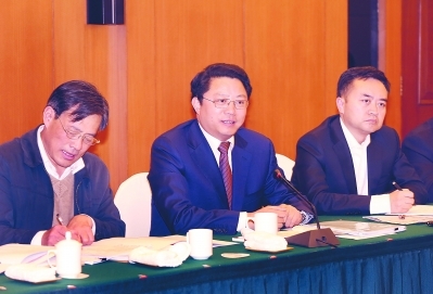 以正确政绩观干事 按科学发展观干事