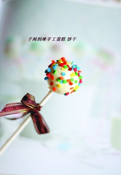 奶油蛋糕滚成球,做“棒棒糖”
