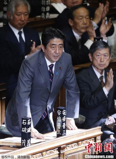 日本教授称安倍欲修改放弃战争宪法条款
