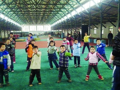 小能人欢聚体育学院走奥运冠军大道
