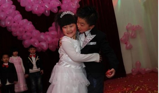 郑州一幼儿园举办集体婚礼 100多个孩子自由恋