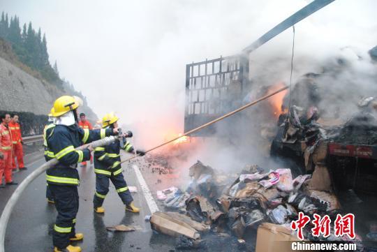 沈海高速一大挂车起火 致塞车5公里(组图)