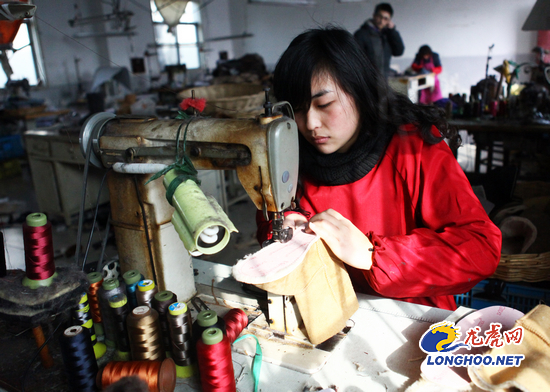 龙虎网专车从镇江运回180双雪地靴 两地爱心情