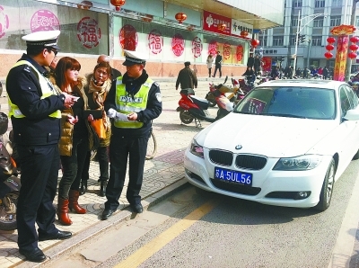 南京一女司机违停,套丈夫车牌被罚5000记12分