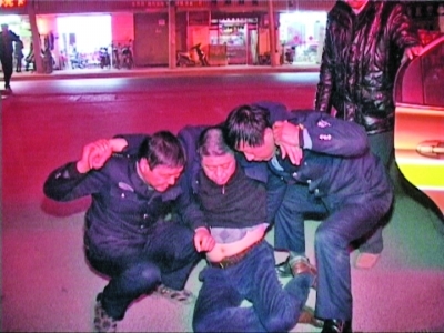 男子喝酒2斤多 出租车上醉不醒