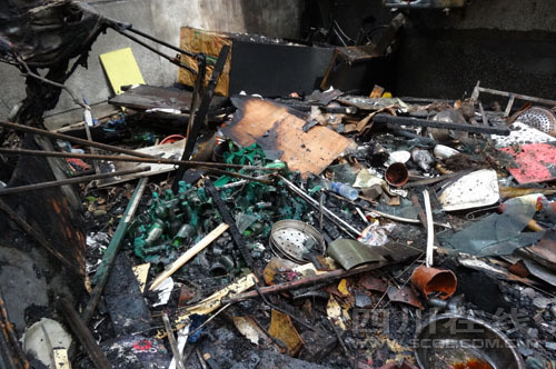 双林路一小区发生火灾 临时棚屋烧个精光