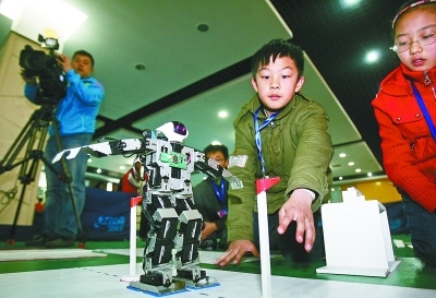 南京市中小学机器人竞赛举行 300多中小学生比
