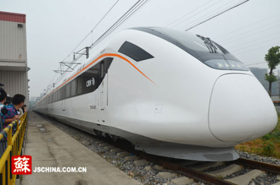 国内首款时速200公里crh6型城际动车组在南京下线