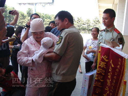 地震中被救孕婦感恩成都消防官兵讓兒子做成都消防之子