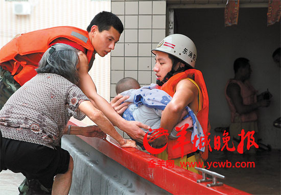 广东多地遭特大暴雨袭击 已致30余人死亡或失