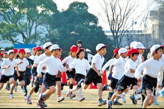 日本学生上体育课:冬季耐力跑1-2年级要跑200