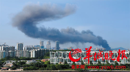 番禺祈福新村附近旧冷冻厂发生火灾 巨大烟龙