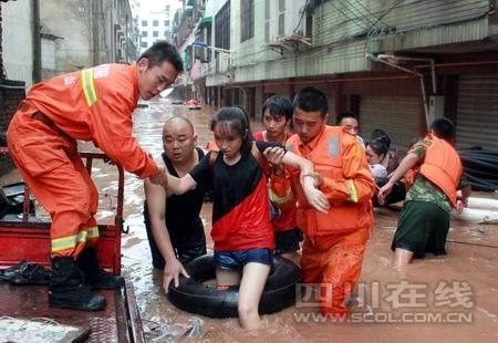 暴雨致仁寿县汪洋镇变汪洋 消防官兵火速救援