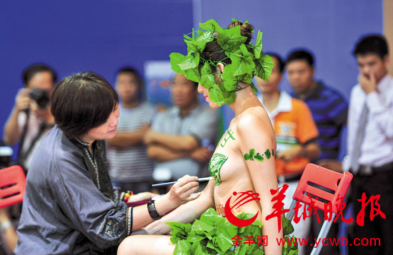 广州茶博会现<em>女裸模</em> 画师在其上身画茶叶图案