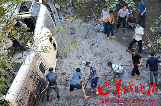 四川渠县客车被撞翻坠桥16死9伤 死者含11名学生