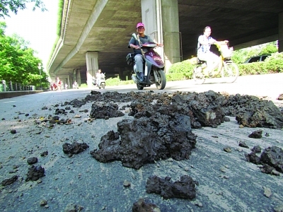 龙蟠中路哪来一坨坨烂泥?原来是工程车抛撒滴漏的