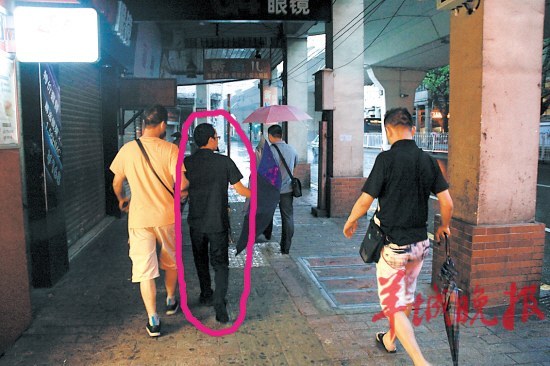 便衣警察突击市儿童医院 5名炒号黄牛被抓获