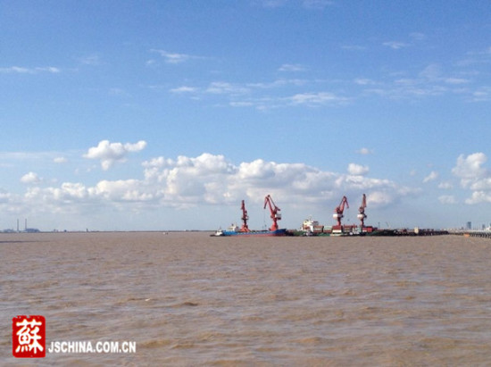 江苏大丰港集装箱码头通航 可靠泊10万吨级船