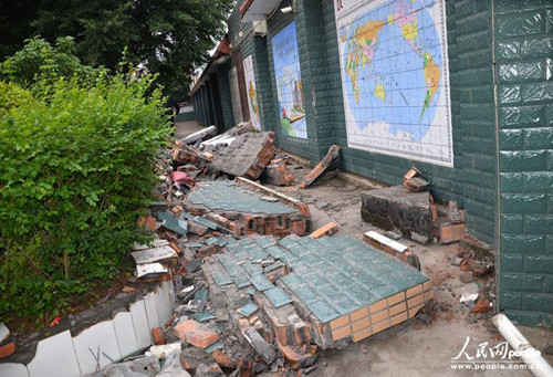 四川泸州学校围墙倒塌学生3死6伤（图）