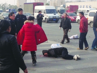 路口没探头,轿车闯红灯撞翻小三轮