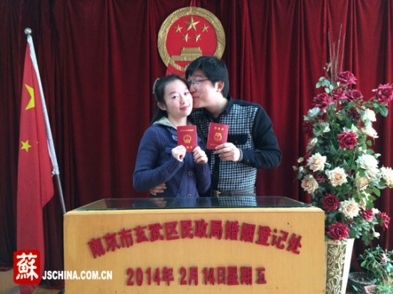 双节合璧19年难遇 南京新人扎堆喜领证