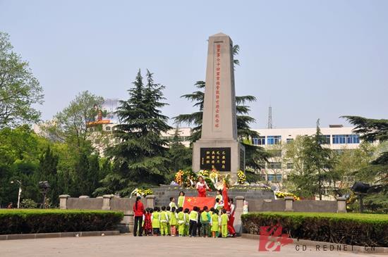 各界纷纷来到市文化宫常德会战抗日纪念碑前祭奠英烈,表达对烈士的崇