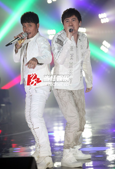 韩磊力压邓紫棋 摘得歌手2总冠军