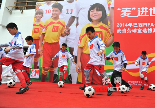 湖南球童努力麦进世界杯 巴西FIFA麦当劳球