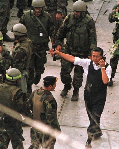 1997年4月22日,时任秘鲁总统藤森亲自指挥解救人质.