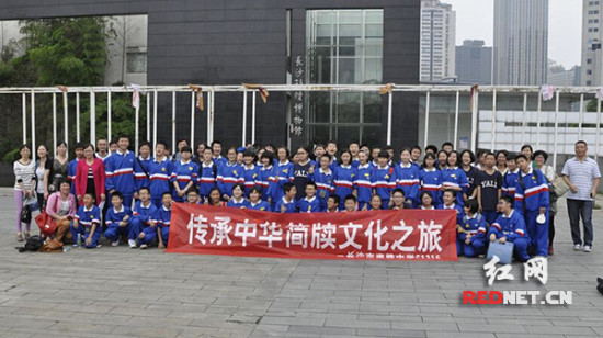 初中生初中博物馆里写竹简六片简牍感慨万千实验室模拟简牍化学图片