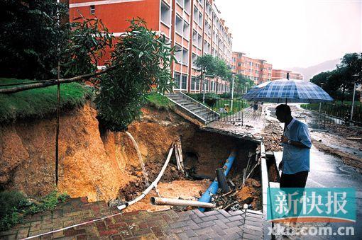 暴雨袭击增城从化 市区被水淹成泽国行车如行