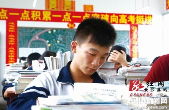 长沙县中学生密集迎三考高考外语科取消一
