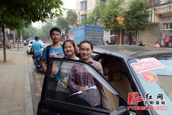 岳阳县:绿丝带爱心送考车辆 汇聚成靓丽风景
