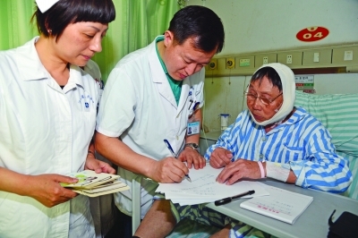 8旬患者是聋哑人 手术全靠笔交流