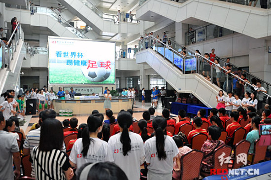 踢球致踝关节骨折 专家教你如何防止运动伤害