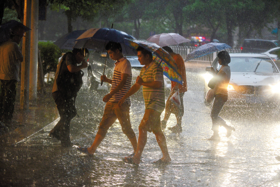 暴雨频扰高温不退 今起三天广州仍持续火与水