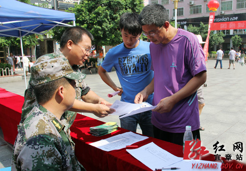 中国适龄工作人口_人武部门工作人员接受适龄青年服兵役条件咨询.-今冬征兵