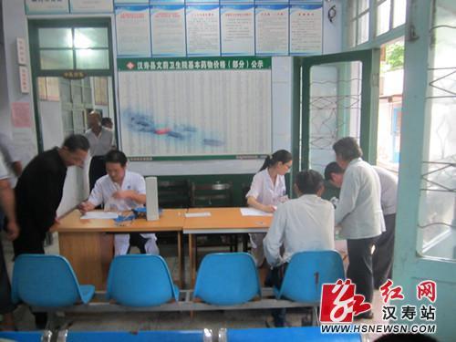 汉寿县团县委联合县人民医院下乡为老党员送医