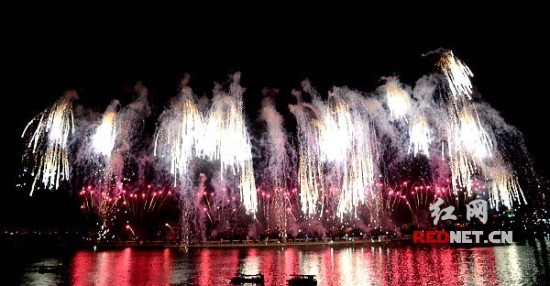 橘子洲焰火晚会:浪漫焰火化蝶舞满满都是“爱”(图)