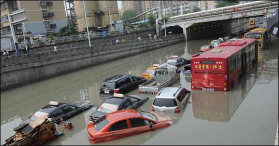 安徽合肥突降暴雨 数车被困桥下