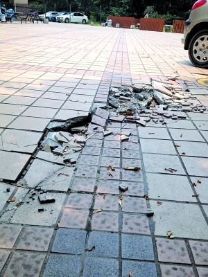 地面开裂近百米,瓷砖碎裂不堪.