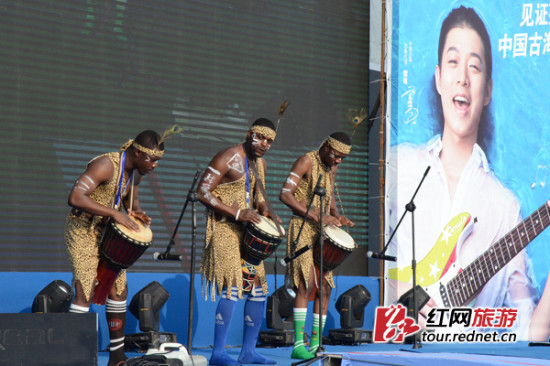 中国古海海世界七夕开幕 霍尊首次代言献唱名曲