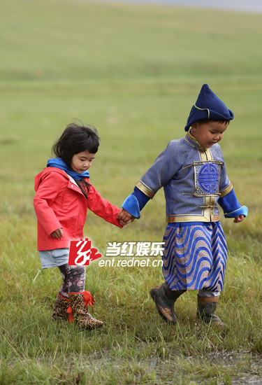 Grace草原站变多情妹 搭牧民男孩羞看天天_新