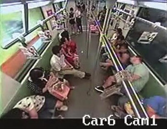 外籍乘客地铁晕倒无人帮不实故事还有另一面