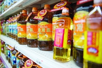 在商场的食用油卖区,各大品牌的非转基因食用油都被摆放在展台最显眼