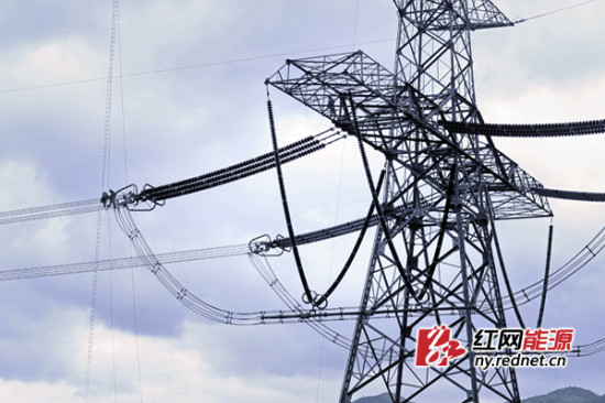国网湖南电力带电作业 成功消除特高压线路缺