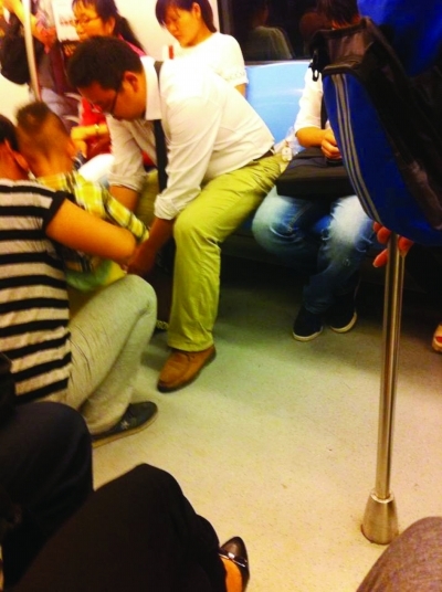孩子坐地铁要撒尿 父亲用塑料袋解决引称赞