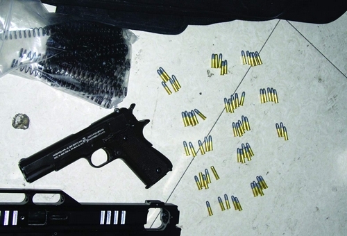 警方缴获的仿真枪和小口径子弹.