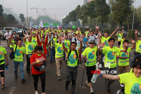 1800人为爱行走36公里 白岩松王雷长沙带队参与