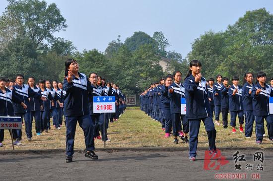 常德一中学千人齐跳小苹果完爆广场舞大妈